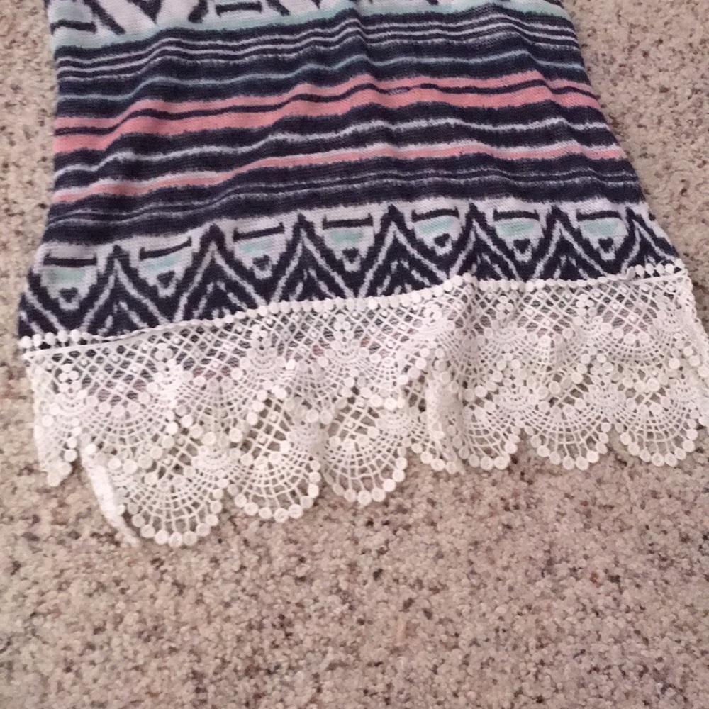 Long sleeved lace bottomed shirt. - Picture 3 of 4